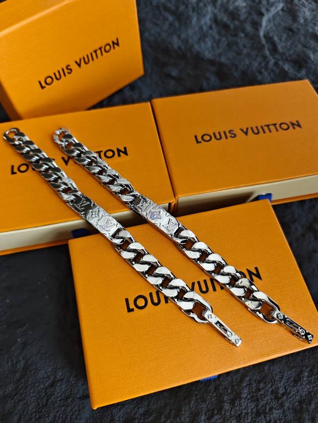 Louis Vuitton Lv Logo古巴银色金属铭牌手链 男女同款情侣款 抒写品牌经典的元素 于细节之处彰显精湛工艺 喜欢潮流的你可千万不要错过这款时尚单