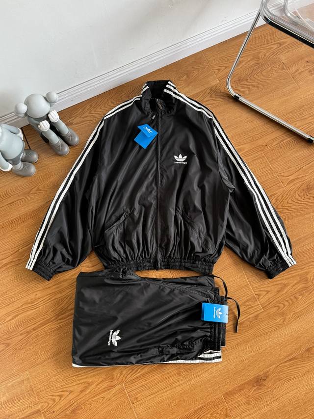 一套 Balenciagaadidas2024Fw秋季新款Blcg巴黎世家阿迪达斯联名字母Logo拉链运动套装 面料为环保再生尼龙面料，侧边为定织织带，织带密度