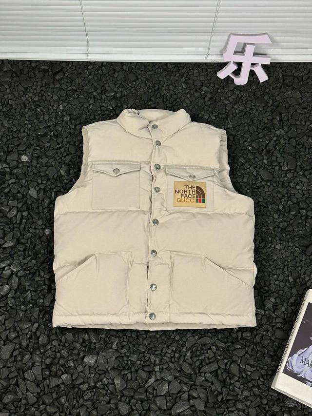 Gucci X The North Face 联名款四口袋 羽绒马甲背心男女款 - 代购在售14999！原版面料，手感舒适度完美还原，90白鸭绒填充，入冬首选，