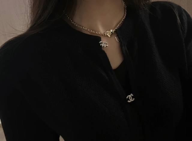 Chanel香奈儿24 新款复古金色爱心双C项链Choker 配全套包装 金属Mini小爱心圆润饱满 巨可爱！！ 两侧点缀水钻闪闪的 减龄又时髦 这款必入 百搭