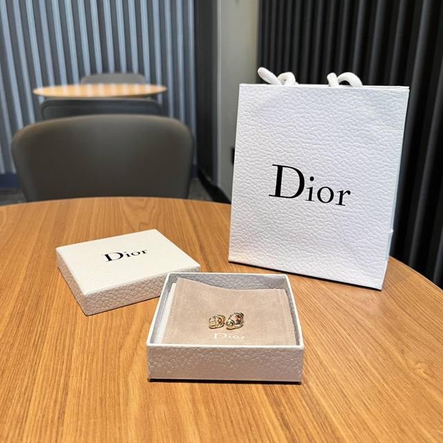 Dior 迪奥女士不对称设计白色仿水晶 “Cd”标志时尚简约耳环耳钉，美得不要不要的，人手必备款 火爆小红书 精选Zp一致材质 超 Nice