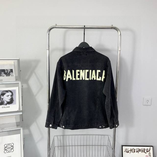 Balenciaga巴黎世家 后背涂鸦黄色胶带情侣款高品质牛仔外套夹克 牛仔界的顶级天花板！采用重工水洗牛仔面料舒适透气，经过多重工艺打造，整体颜色不是纯黑，有