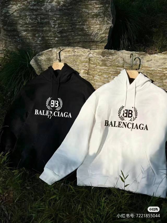 巴黎世家经典款麦穗字母Logo加绒情侣款连帽卫衣。 Balenciaga巴黎世家经典款麦穗字母Logo加绒情侣。款连帽卫衣四色可选，男女同款必加超级经典的一款卫