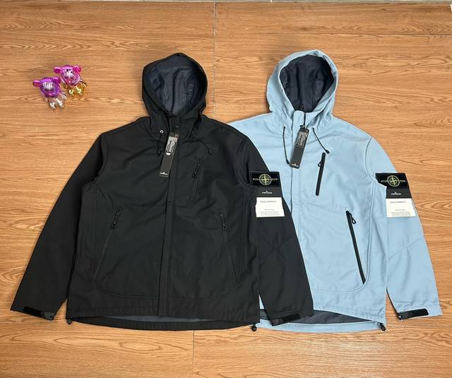 Stone Island 石头岛软壳机能拉链冲锋衣外套 甄选品质 实拍可见 面料采用高品质优质三防正品软壳冲锋衣面料 多处机能拉链设计 整件二本针走线 机能工装