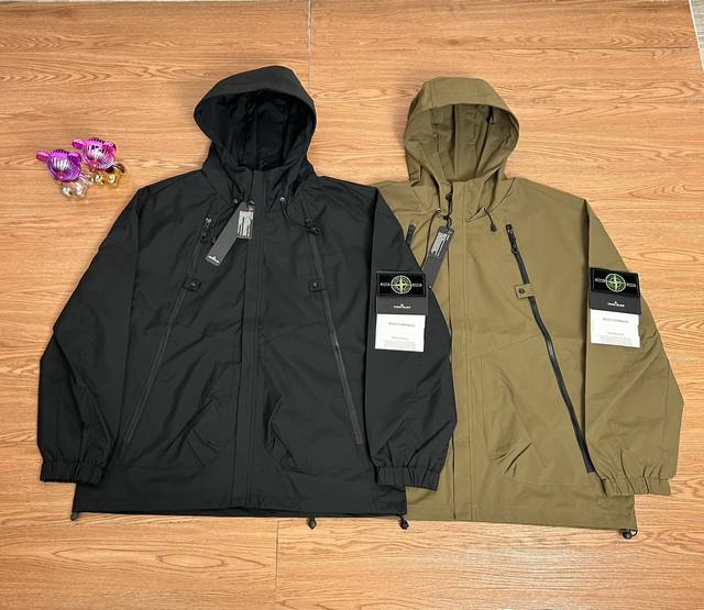 Stone Island 石头岛双拉链拉链冲锋衣外套 甄选品质 实拍可见 面料采用高品质优质冲锋衣面料 多处机能拉链设计 整件二本针走线 机能工装日系风十足 当