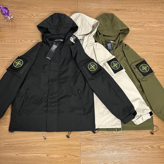 Stone Island 石头岛经典魔术贴勋章工装冲锋衣外套 甄选品质 实拍可见 面料采用高品质冲锋衣面料 魔术贴设计更加机能 机能工装日系风十足 当季必备 版