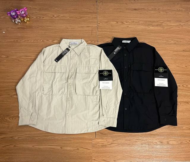 Stone Island 石头岛口袋工装衬衫外套 面料采用高品质工装衬衫面料 当季必备厚薄刚刚好 没有普通衬衫的软踏踏 即有外套的硬挺 居中选择 上身舒服 非常