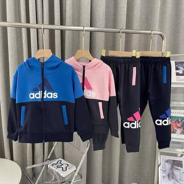 Adidas阿迪达斯儿童套装春款 来约阿迪的代工厂就在咱们这里，常年出专柜货很多宝妈都对这个牌子情有独钟，因为Ta独特设计和严谨把关，特别是宝宝款，着实不能错过