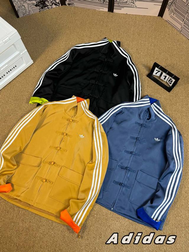 爆款来袭！Adidas Originalscn Tt Satin三叶草 阿迪 新中式唐装盘扣条纹立领运动长袖夹克外套 情侣款 颜色：黑色 麦棕 墨水蓝 尺码：X