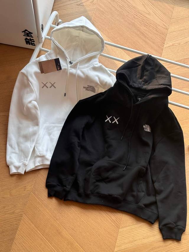 The North Face X Xx Kaws 联名款 刺绣 拉绒连帽卫衣男女同款 黑色 白色 S Xl 原版380G拉绒纯棉面料，垂坠有型，亲肤舒适，原版定