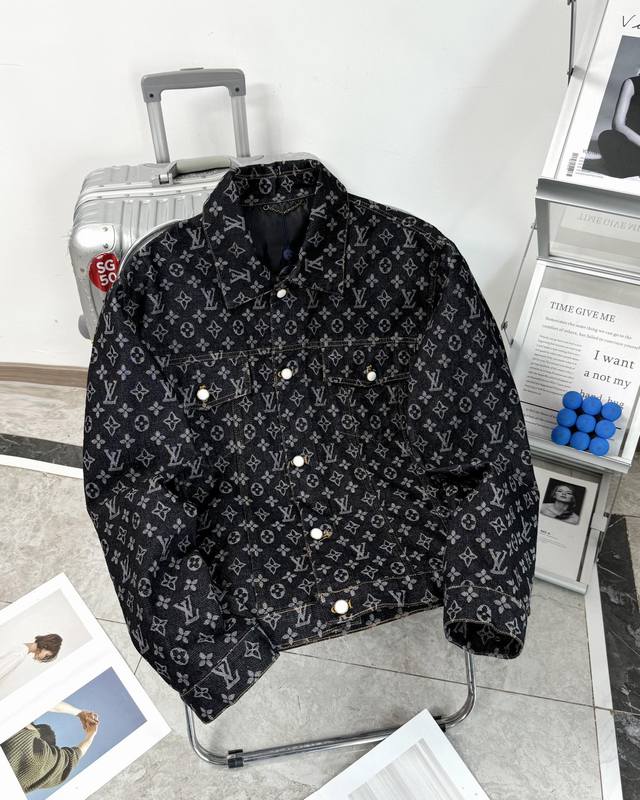 Louis Vuitton &路易威登最新款经典提花套装外套裤子 在七月初惊艳亮相的Monogram Dust系列！！纽扣是珍珠母贝设计，简直是时尚达人的必备之