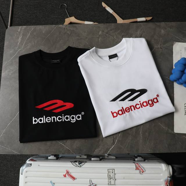 顶级复刻 高端定制 Balenciaga 巴黎世家 经典款大M Logo图标刺绣圆领短袖T恤 颜色：黑色 白色 购入原版开模打造，全套定制辅料，细节决定成败 巴