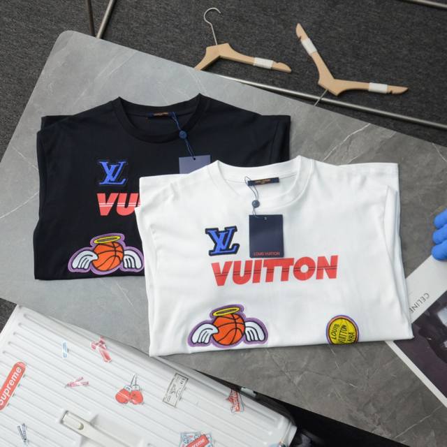 顶级复刻 高端定制 Louis Vuitton 路易威登Lv 重工款联名Nba勋章印花大刺绣圆领短袖T恤 款号：000042 颜色：黑色 白色 购入原版开模打造