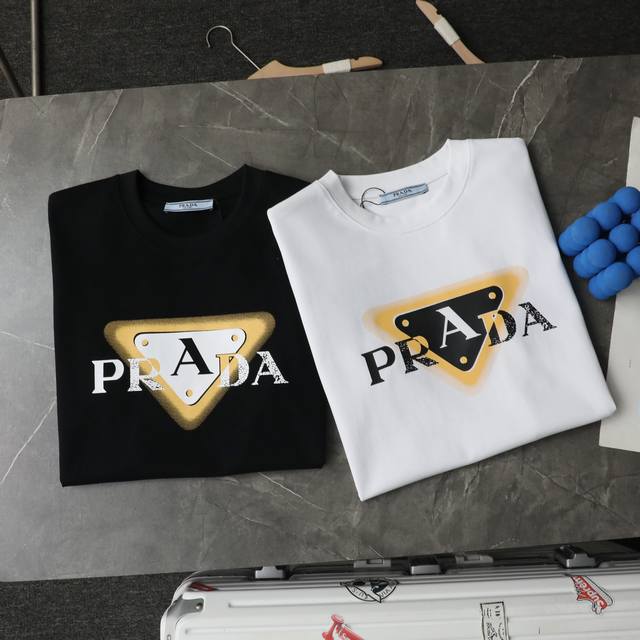 顶级复刻 高端定制 Prada 普拉达 新款倒三角三角标Logo印花休闲圆领短袖T恤 款号：3303 颜色：黑色 白色 购入原版开模打造，全套定制辅料，细节决定