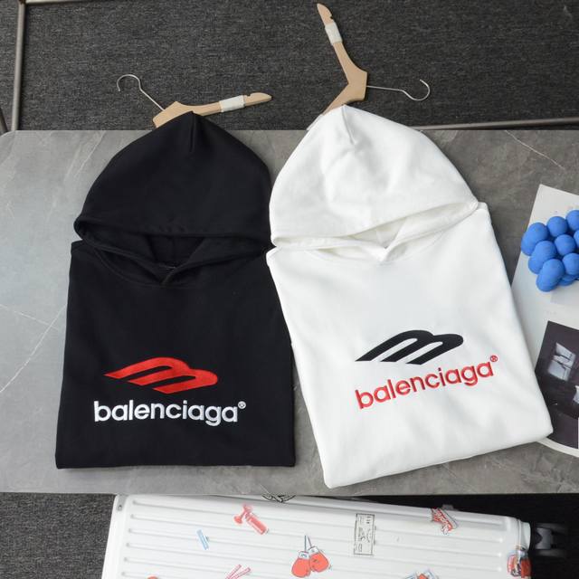 顶级复刻 高端定制 Balenciaga 巴黎世家 新款前后大M刺绣Logo连帽卫衣帽衫 款号：62366 颜色：黑色 白色 购入原版开模打造，全套定制辅料，细