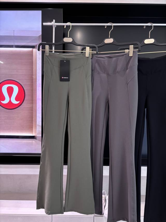 品名：Lululemon女士高腰喇叭罗纹裤弹力瑜伽裤长裤 高克重版 尺码：S-Xl 颜色：墨绿、黑、石墨灰 这款螺纹质地的喇叭裤，质地柔软，助你打造多样造型，更