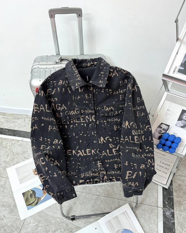 Balenciaga 巴黎世家水洗经典款字母满印外套 定制7*7双韵交辉织锦 质地细腻 舒适贴肤 饰以满印Bleachy Allover标识点缀 以洗水复古风格