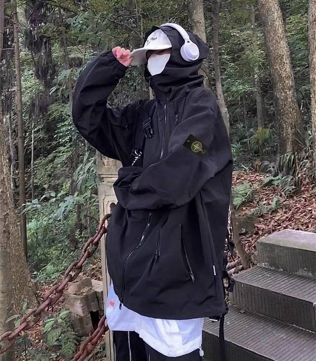 Stone Island 石头岛经典贴布户外多拉链连帽冲锋衣夹克 高端户外机能品牌石头岛22新作 宽松连帽版型防风领口设计 整衣多达7条拉链装饰 门襟处采用双拉