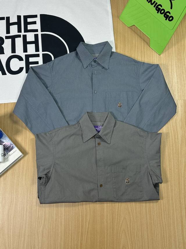 The North Face 紫标 S Button0Down Shirt工装刺绣男女挺阔长袖衬衫情侣款 - 颜色：灰色 蓝色 尺码：S Xl 定织有机棉混纺的