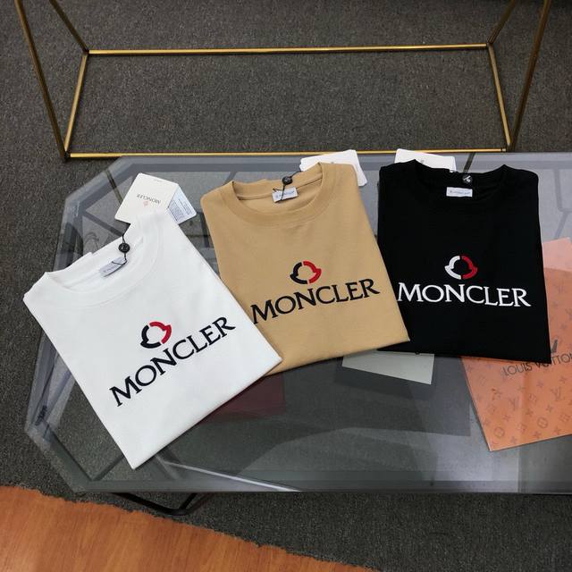 Moncler 蒙口2025春夏新款刺绣Logo圆领短袖T恤 高版本高品质原版面料 网红明星同款 胸前字母Logo印花工艺，纯棉面料，手感非常舒服 超级百搭好看