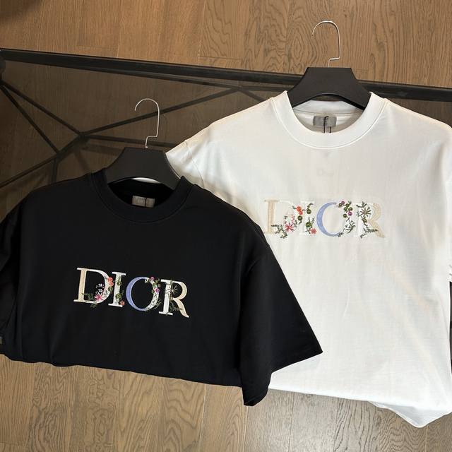 迪奥 Dior 2025春夏新款字母刺绣满印Logo短袖T恤 采用280高克重，胸前字母Logo刺绣重新融合设计，精密立体刺绣。男女同款，三标齐全，久洗不变形。