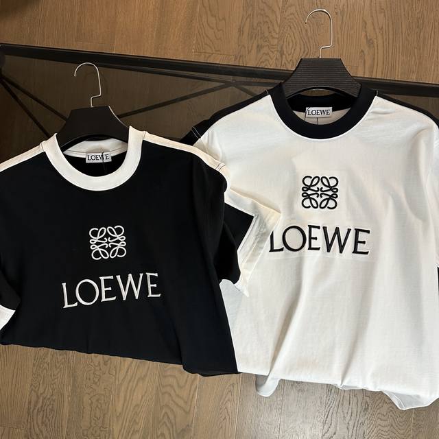 罗意威Loewe 2025新款重工植绒拼接设计Logo短袖T恤 胸前重工刺绣设计，品牌特征明显，立体的植绒刺绣显得更加有型，高克重打造，不软塌。 S-M-L-X