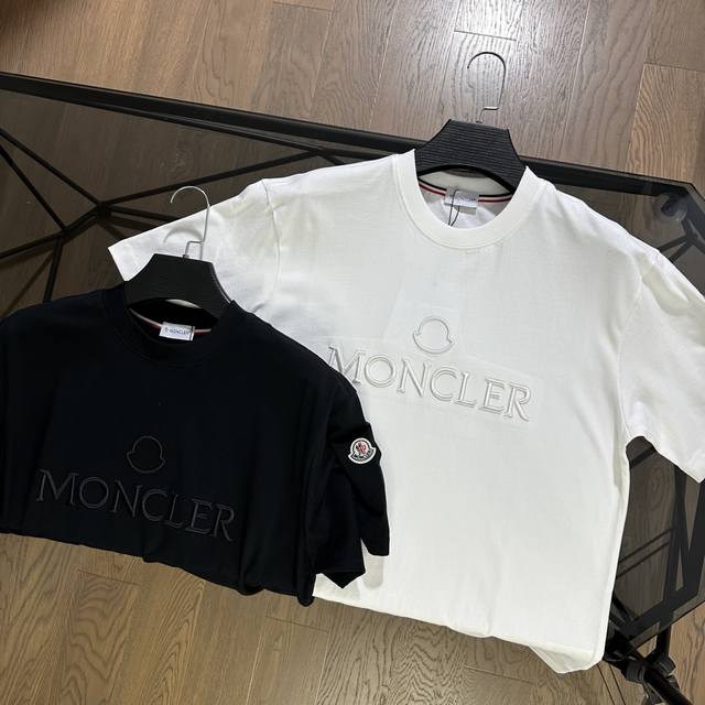 Moncler蒙口2025新款刺绣大Logo徽标短袖T恤 胸前采用大Logo刺绣，品牌特征十足，环保及材料，色彩鲜艳选280G32支双纱爽滑棉，领口，下摆，袖口