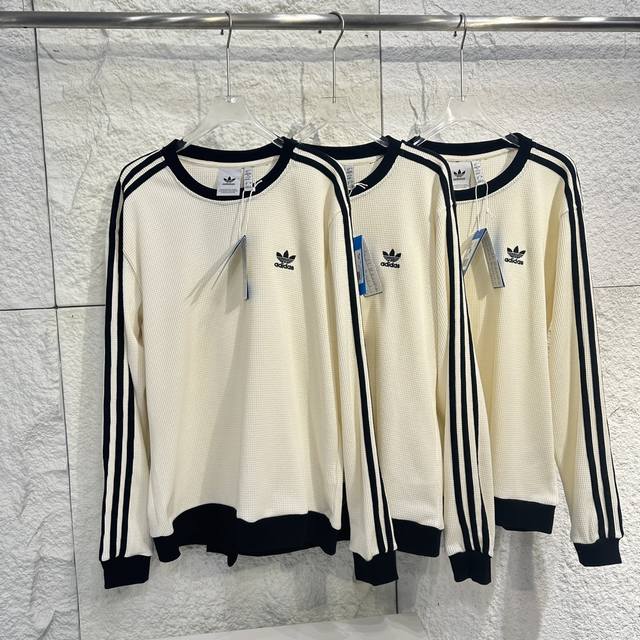 Adidas Originals 阿迪三叶草美式复古三条纹圆领宽松华夫格卫衣！ ♀男女同款！ 穿搭 美拉德复古风、三条杠设计极简宽松抬头卫衣，版型宽松舒适，复古