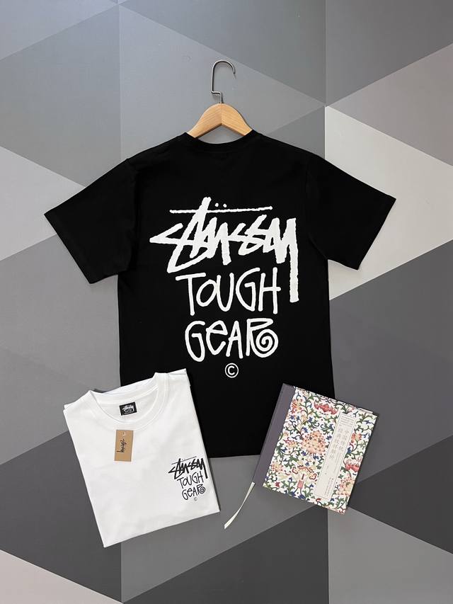 Stussy 斯图西24Ss春夏字母Logo基础款短袖T恤，经典耐看很好穿也很好搭配。 大身是纯棉的面料又有点类似略微磨毛的软糯，贴身穿着肤感特别棒。印花浆料是