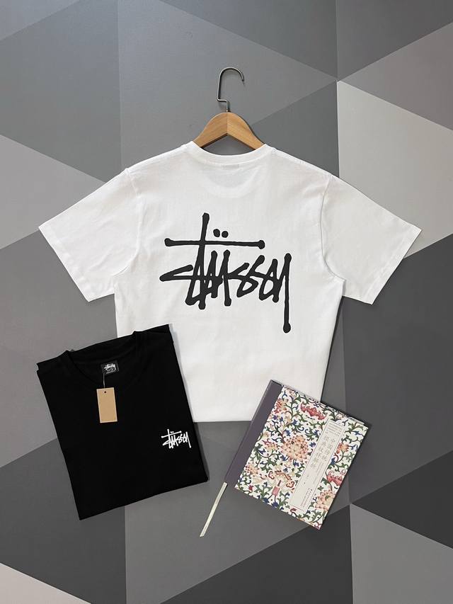 Stussy 斯图西24Ss春夏字母Logo基础款短袖T恤，经典耐看很好穿也很好搭配。 大身是纯棉的面料又有点类似略微磨毛的软糯，贴身穿着肤感特别棒。印花浆料是