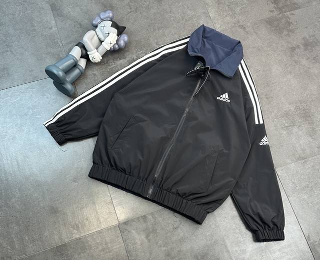 潮牌阿迪达斯Adidas两面穿情侣款外套！最爱滴两面穿外套你重磅来袭，性价比超高 立翻领造型 既可竖起凹造型，风度与温暖并行衣身立体挺括，廓形出落的很时屠拒绝层