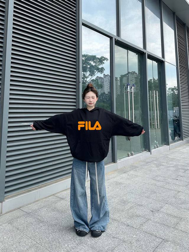 Fila 斐乐新品金标新款加绒连帽卫衣 定制500G克 100% Cotton纯棉水貂绒面料，不起球不褪色，衣服采用落肩袖百搭好看 三针五线做工，领口包边条螺纹