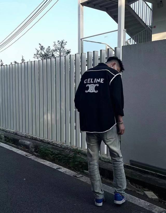 品名：Celine 塞林立体包边贴布绣花工艺长袖衬衫外套 定制五金纽扣配件 版型；宽松版 面料：21支纯棉 颜色： 白色 -黑色 尺码M-L-Xl 胸围 衣长