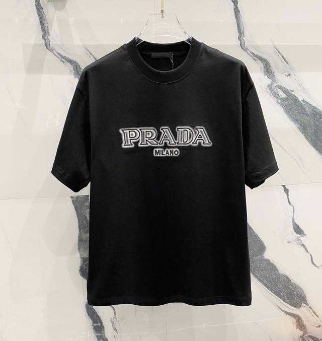 高品质 Prada 普拉达胸前刺绣直喷新款T桖， 25Ss春夏新品，胸前数码直喷后采用万针刺绣，后幅破旧三角图案，采用环保染料，无甲醛，对身体无危害， 采用32