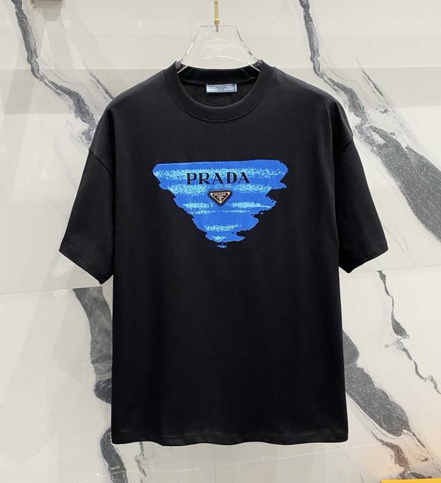 高品质 Prada 普拉达数码直喷三角徽章新款T桖， 25Ss春夏新品，胸前数码直喷倒三角，字母采用万针刺绣，醒目的Loog徽章，采用环保染料，无甲醛，对身体无