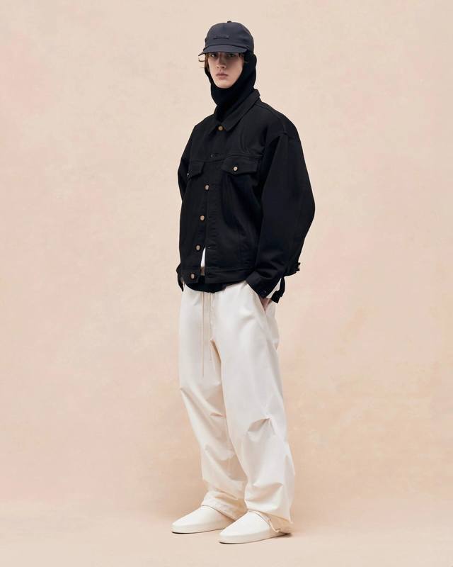 偏大 Fog Fear Of God Essentials 23Fw新款水洗做旧黑牛仔外套 原版开发 原汁原味的高街味道 上身廓形效果，版型非常正。大厂高工艺水