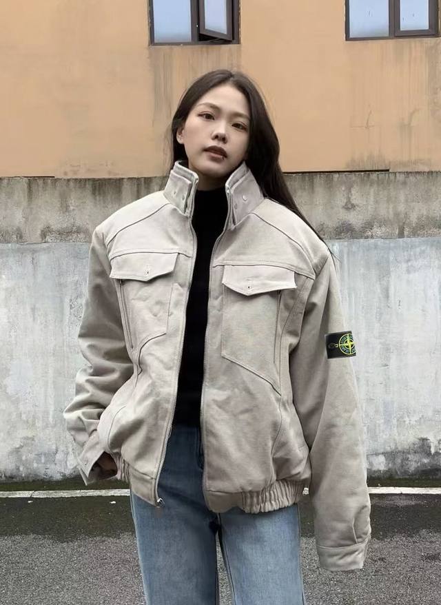 Stone Island 2025Fw 石头岛蛇皮座山蟒重磅帆布夹克外套 2025年石头岛早春最新单品 面料采用重磅16安水洗帆布面料 整件衣服厚重挺实有型 门