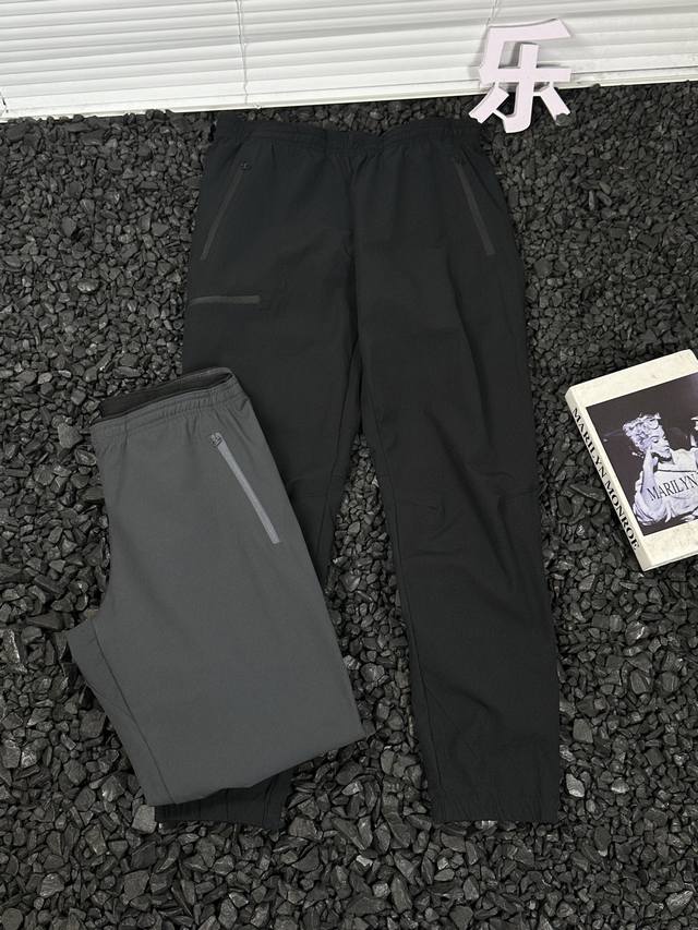 2025-Arc‘Teryz 始祖鸟 Gamma Jogger Pant 男款束脚软壳裤 - 设计感降落伞裤休闲工装裤 高腰设计，宽松裤型 拼接松紧腰头，可调弹