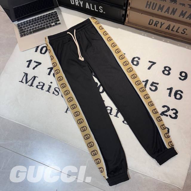 Gucci 20Ss 古驰反光织带长裤 -面料：采用原版一比一定织定染丝盖棉，软细腻光滑。侧边采用定织芝麻纹织带。 -辅料：原版拆解开发，一比一定制的小标，领标