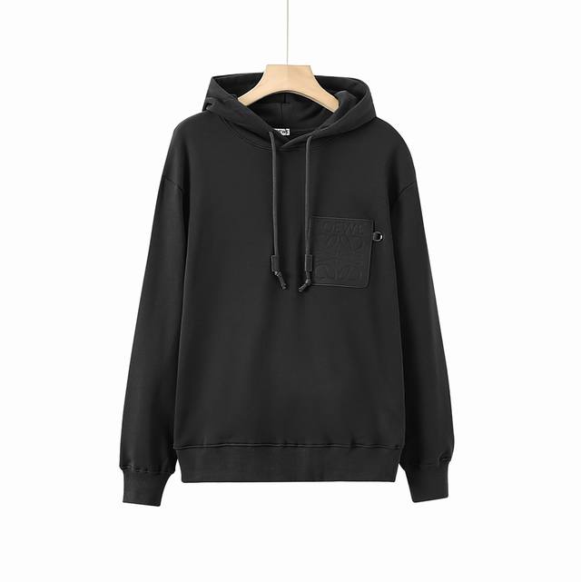 顶级版本 罗意威 Loew 24Fw 早秋新品 贴小牛皮口袋连帽卫衣 轻奢主义 男女日常通勤穿搭必备单品 正确版本 欢迎对比 详细特征 采用420克纯棉双纱鱼鳞