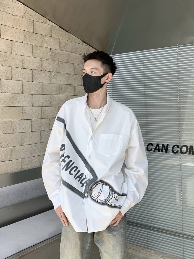 品名：Balenciaga 巴黎世家手电筒印花长款翻领衬衫 版型；宽松 面料：21支纯棉进口纱 颜色： 白色 尺码M-L-Xl 胸围 衣长 肩宽 M 126 8