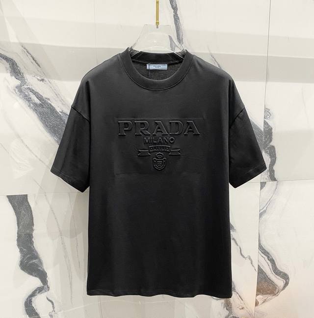 高品质 Prada 普拉达3D暗纹压花立体浮雕T桖， 25Ss春夏新品，官网同款，P家一直不仅注重外表还着重打造内涵，期许着要用服饰来打造的优雅风，固守本质，普