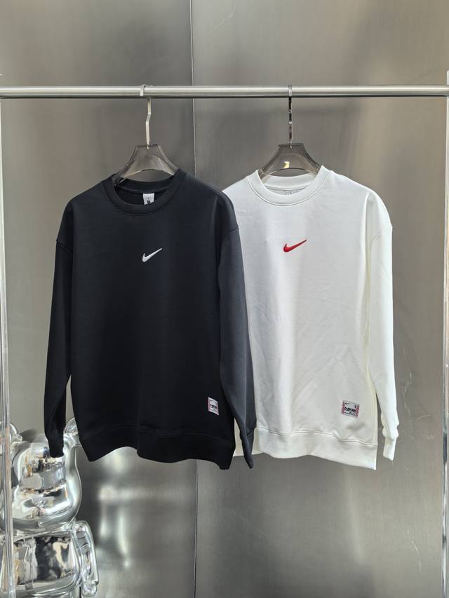 高品质 长期款 Nike 2025 Sportswear 耐克灵蛇迎新系列 男子毛圈运动圆领卫衣 灵动应万变，新年有得盘。 每件衣服右下都带蛇年设计标签区别其他