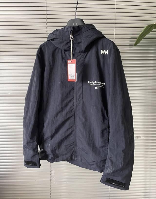 春季冲锋衣 Helly Hansen Hh 男士户徒步运动梭织外防风防泼水轻量外套 户外轻薄梭织弹力防风防泼水连帽夹克外套，一款既适合户外运动穿着，又可以日常休