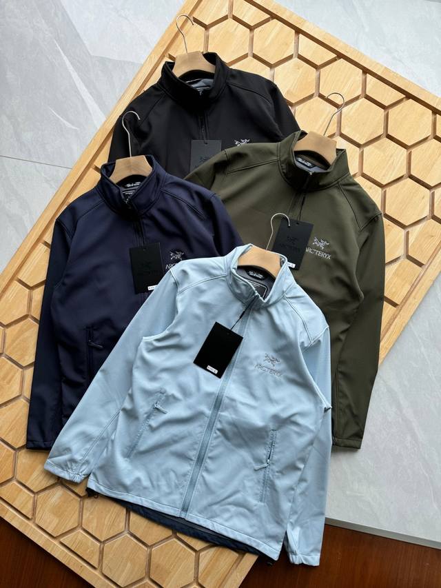 Arc'teryx 25年春季始祖鸟刺绣软壳衣 户外情侣款立领软壳冲锋衣 防风防水透气加薄绒外套，城市休闲+户外运动，随意转换风格的一款软壳冲锋衣，硬货捡漏，品