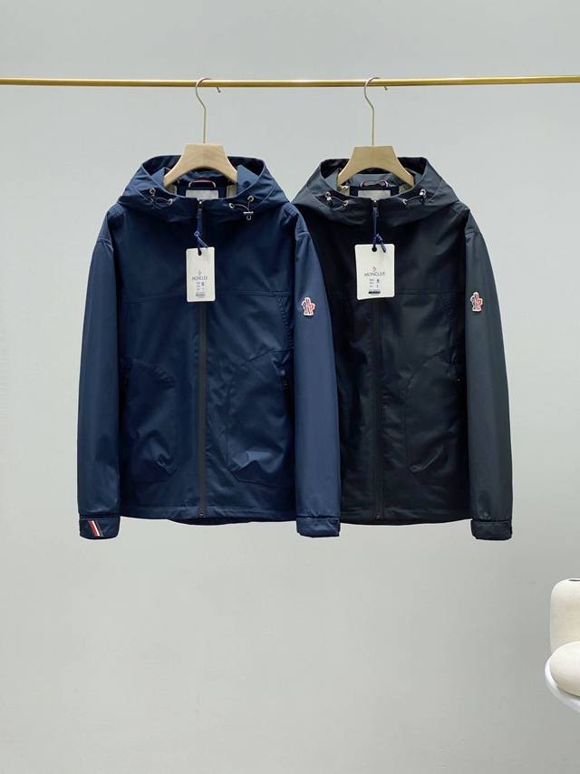 颜色：黑色 藏青 尺码：1.2.3.4.5 蒙口Moncler 盟可睐 25早秋米兰秀场新款， 男士轻奢商务休闲连帽夹克外套。 客供的复合科技面料， 表层防水，