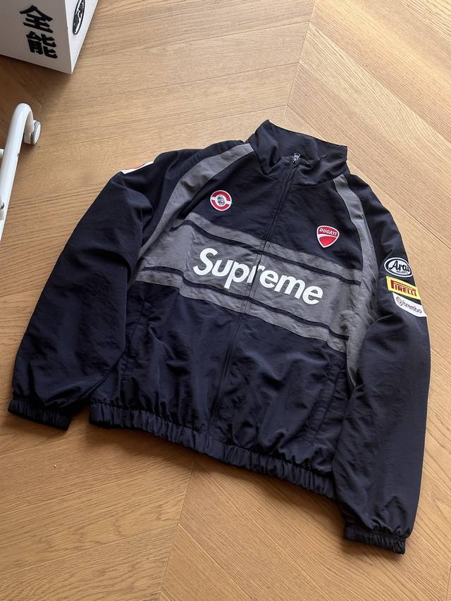 Supreme X Ducati 杜卡迪 联名款 Ss24 Week16 Track Pant Logo印花撞色外套 青黑色 白色 S Xl 得物在售3800，