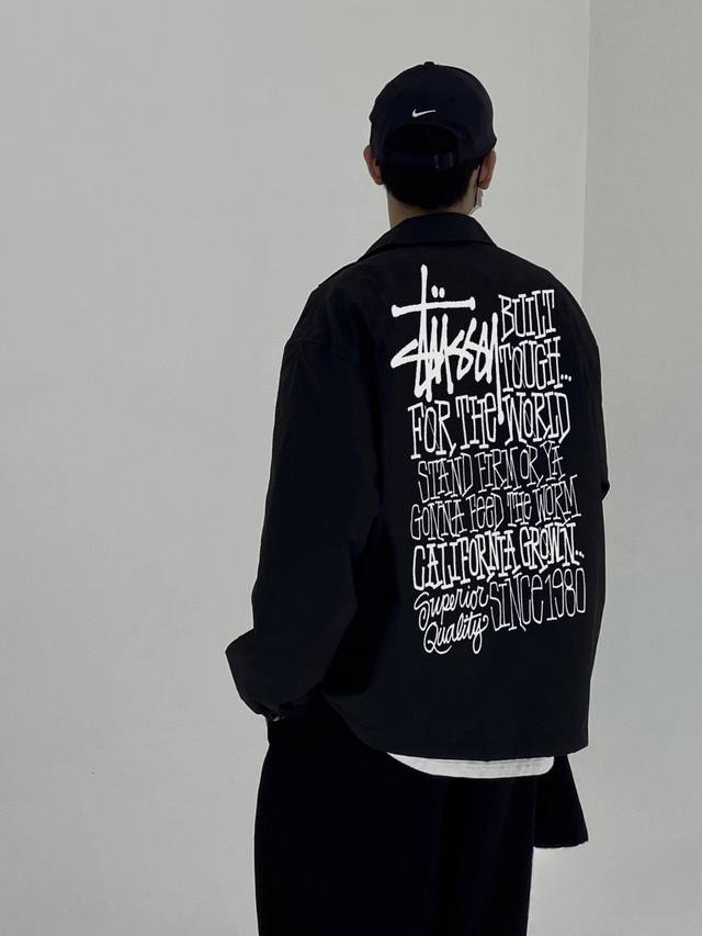 Stussy 斯图西加州涂鸦印花教练夹克外套 斯图西春季新款教练夹克外套推荐 翻领夹克宽松版型 袖口处增添按扣结合松紧调节 下摆松紧抽绳 原版三防面料 前后经典