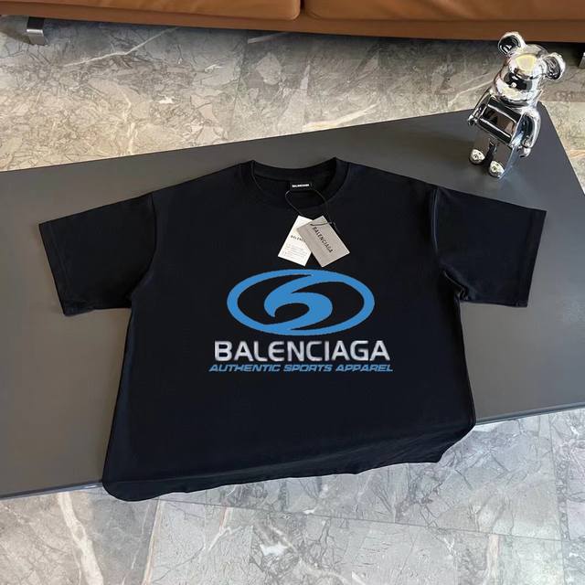 顶级版本 巴黎世家Balenciaga 2024新品双面冲浪Logo印花短袖T恤 巴黎世家一贯的大落肩超宽版型，自带Oversize属性，前后呼应的印花图案，蓝