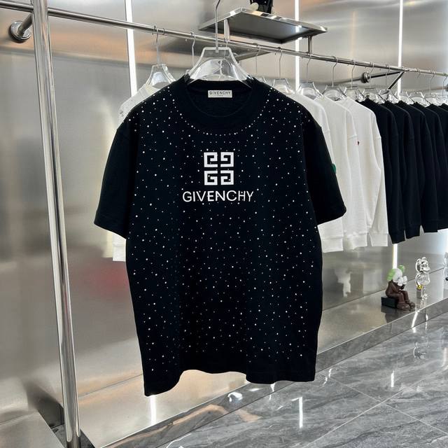 Givenchy纪梵希2025Ss新款字母Logo满天星钻情侣休闲短袖T恤 最高版本！定制面料280克双纱！滴胶+高温烫钻！ 辅料：开模原版过鉴定领标100%真